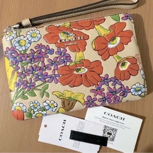 NWT COACH SMALL CORNER ZIP WRISTLET WITH FLORAL PRINT CR946 - Picture 2 of 9